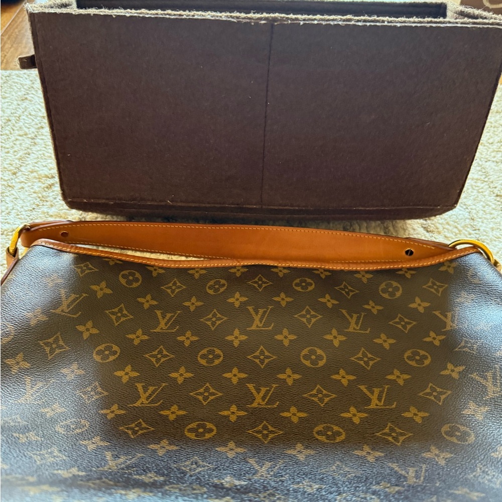 💯% Authentic Louis Vuitton large - Picture 9 of 11